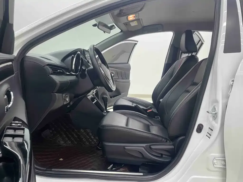 Toyota Yaris L — фото 7