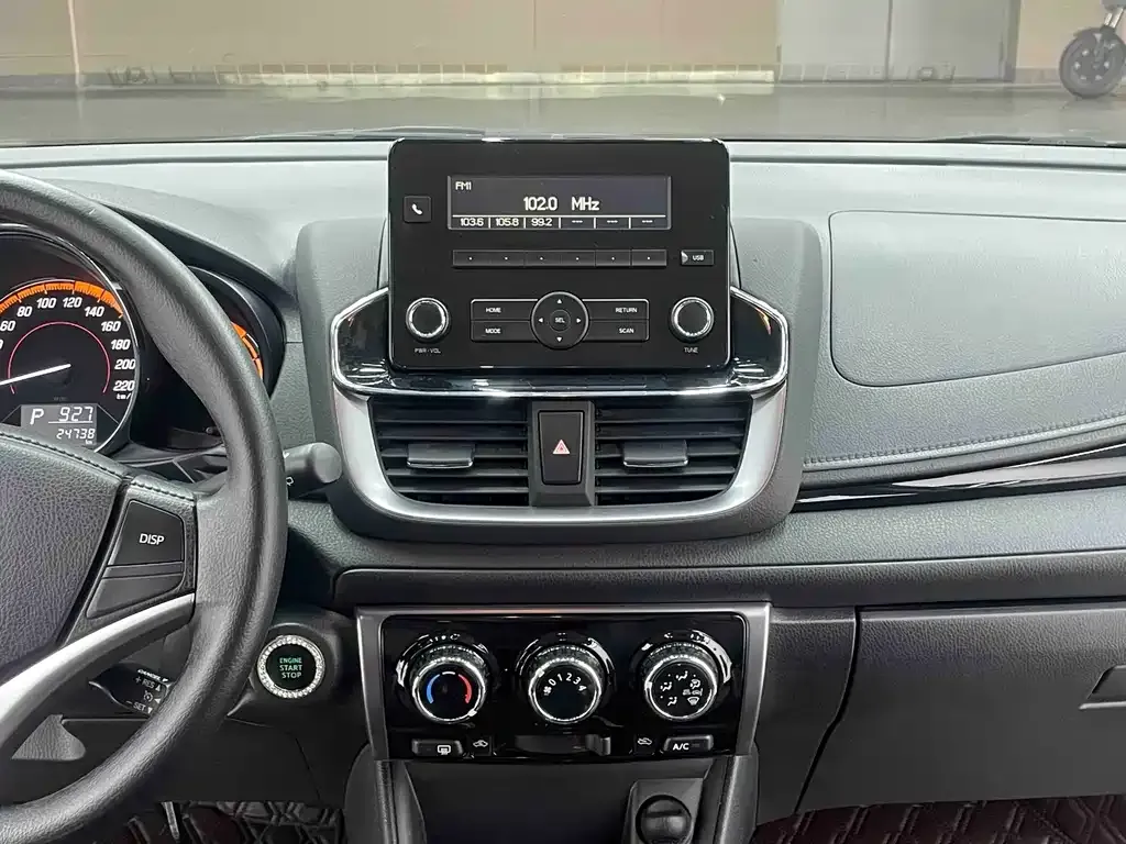 Toyota Yaris L — фото 2