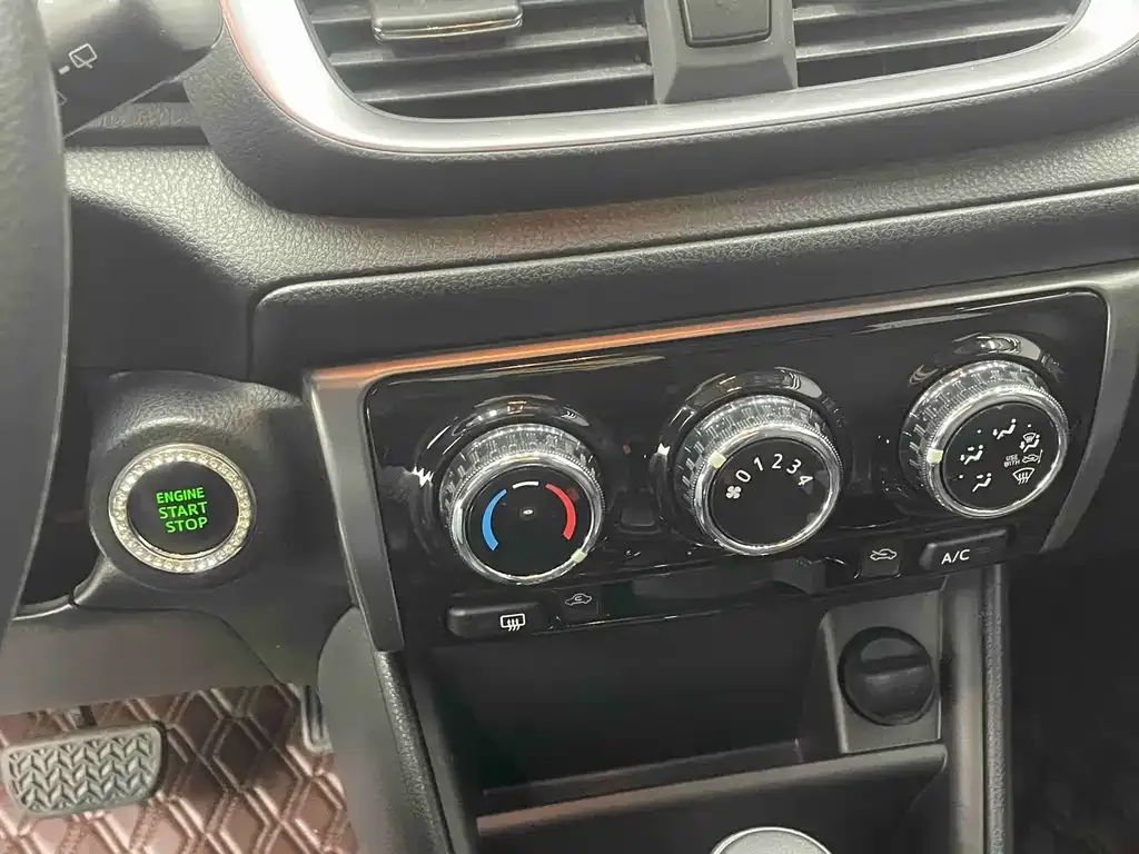 Toyota Yaris L — фото 10
