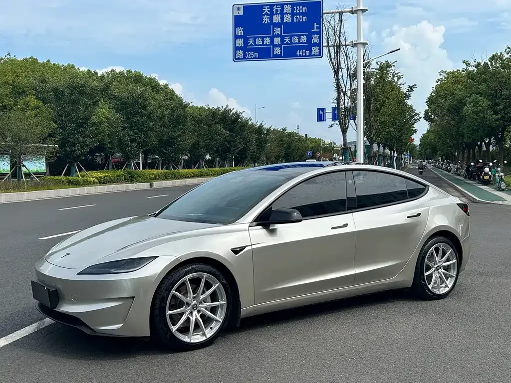 Tesla Model 3 — фото 1