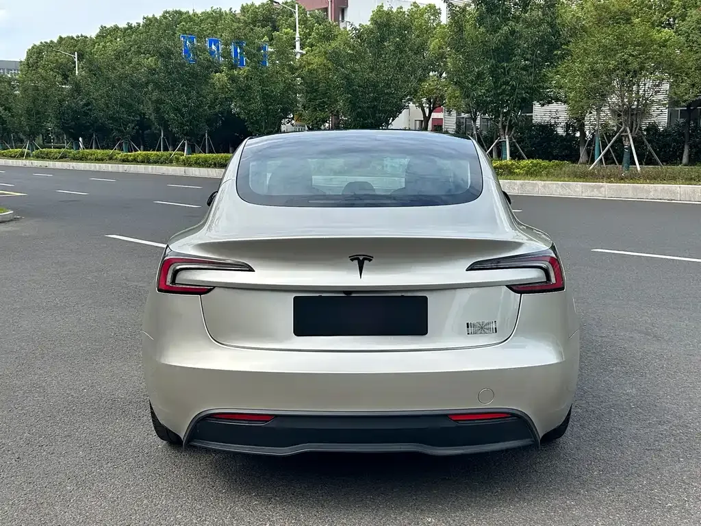 Tesla Model 3 — фото 9