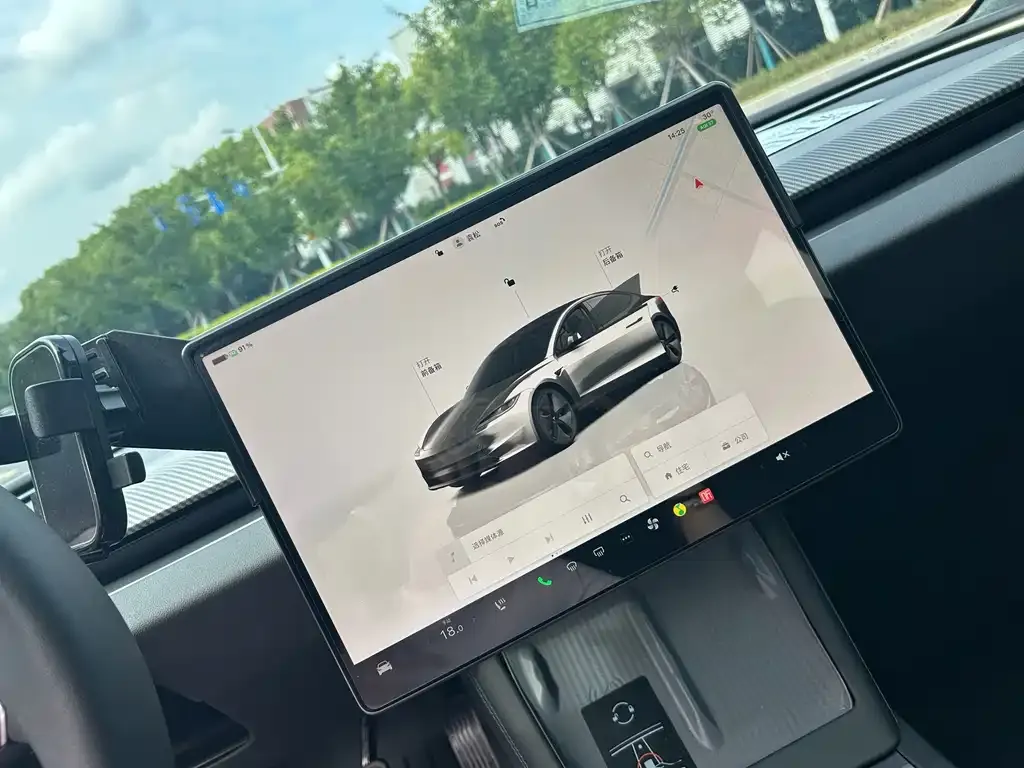 Tesla Model 3 — фото 2