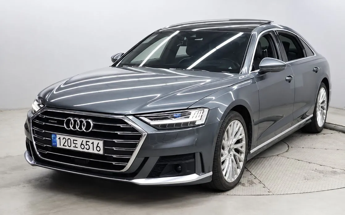 Audi A8 — фото 1