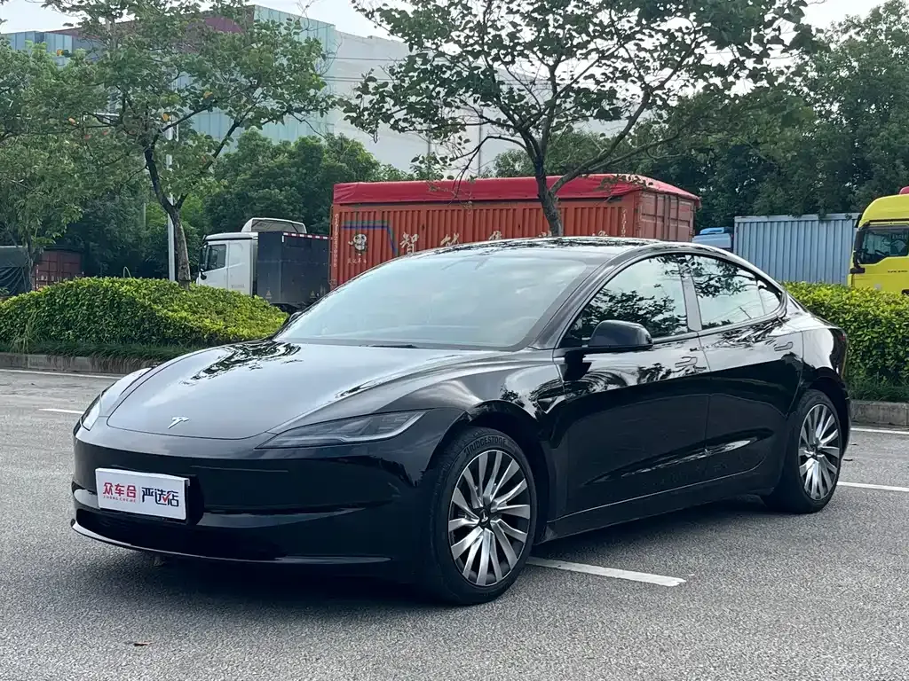 Tesla Model 3 — фото 1