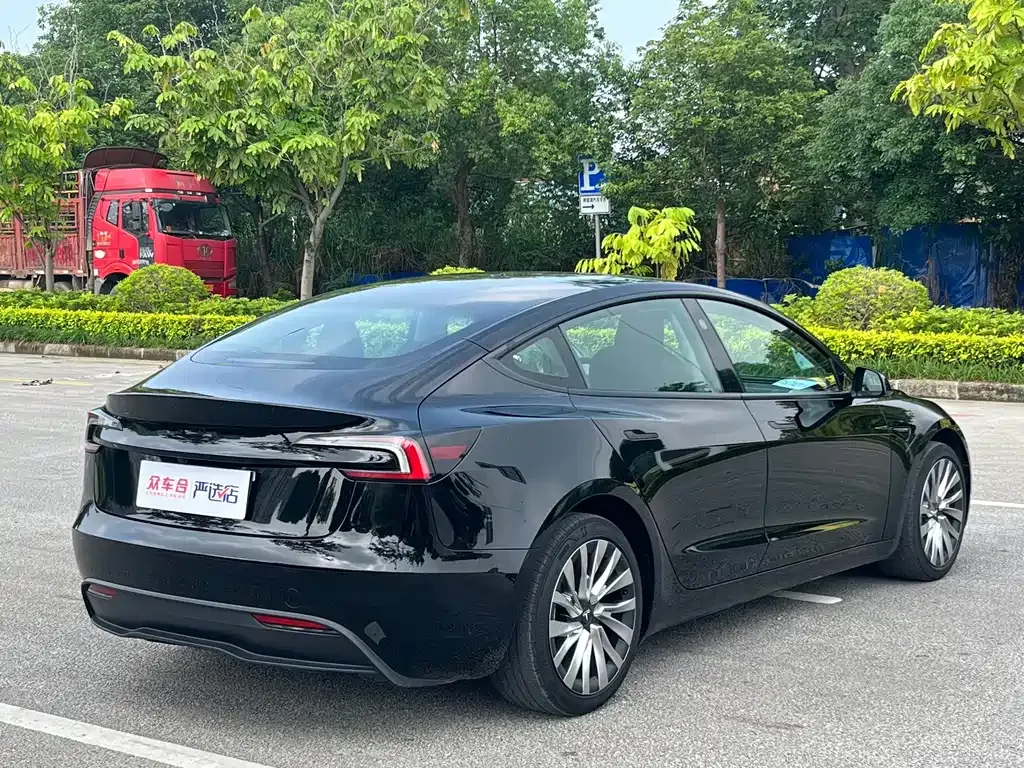Tesla Model 3 — фото 9
