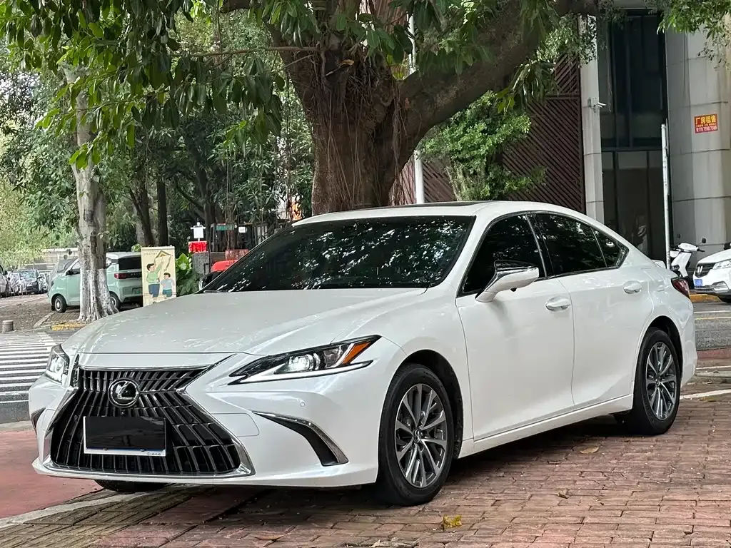 Lexus ES — фото 1