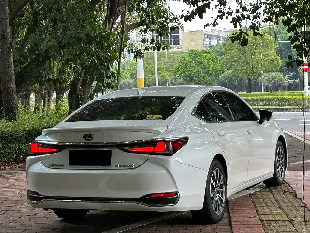 Lexus ES — фото 5