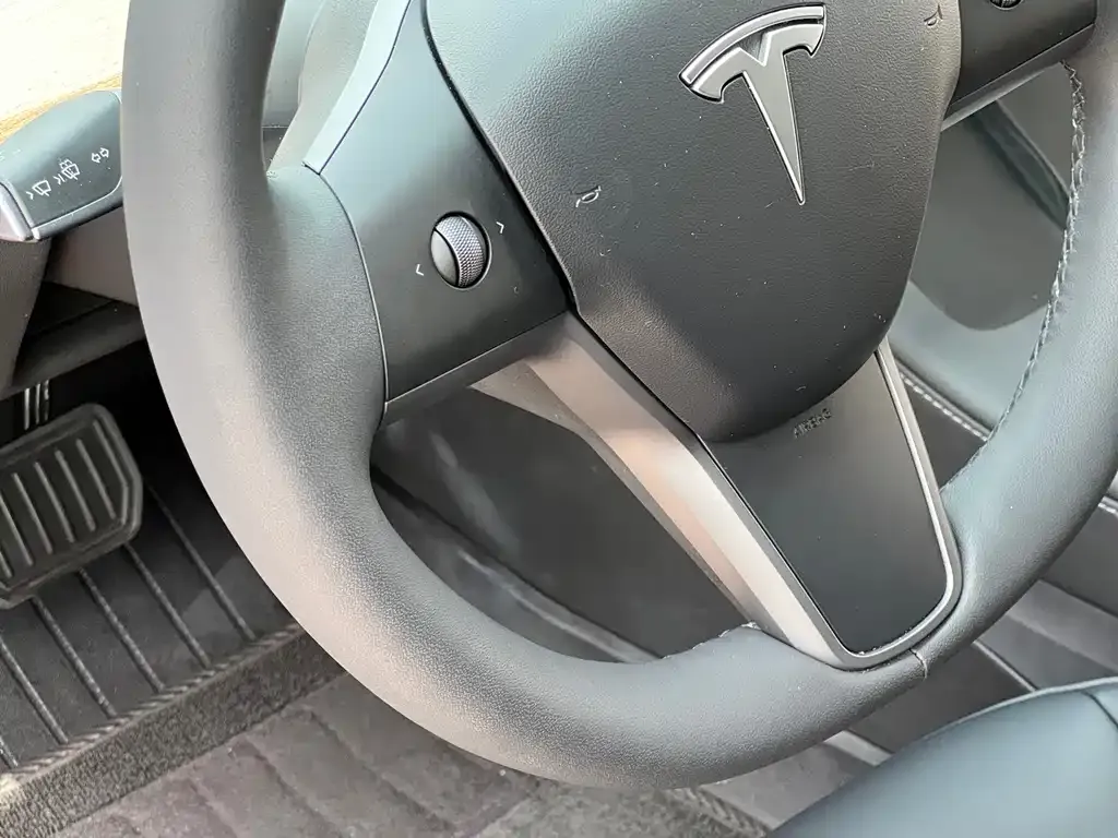 Tesla Model 3 — фото 2