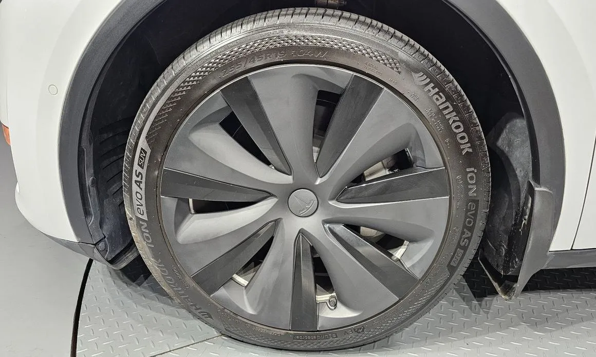 Tesla Model Y — фото 10
