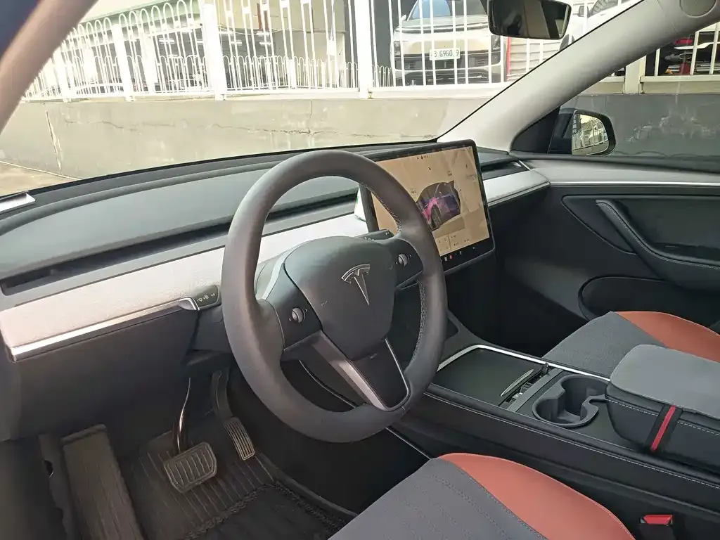 Tesla Model Y — фото 6