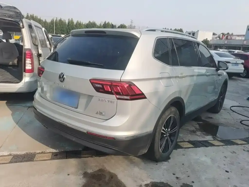 Volkswagen Tiguan L — фото 6