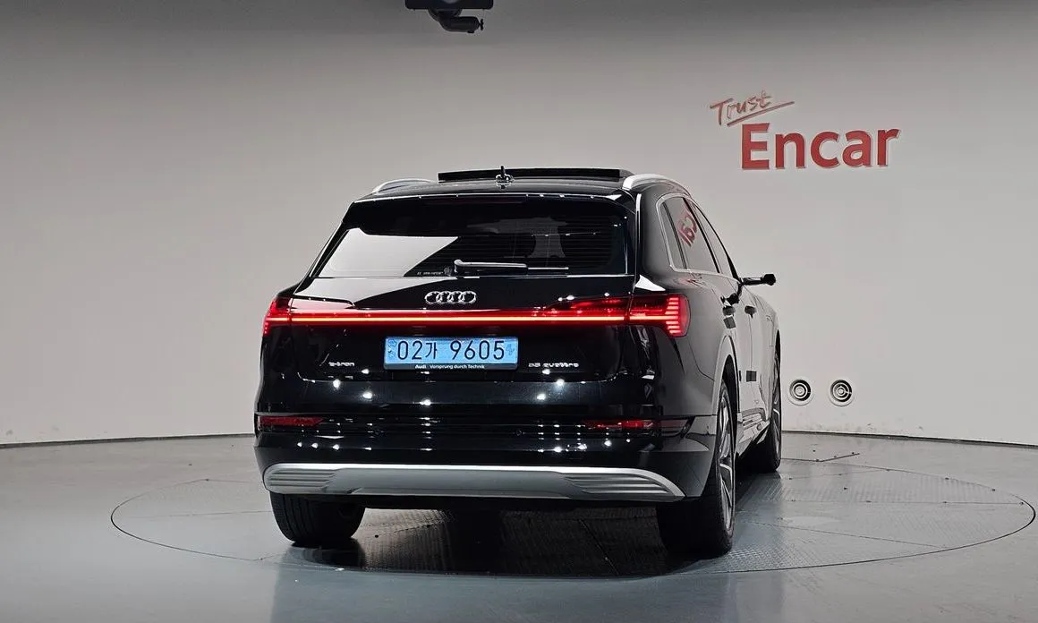 Audi e-tron — фото 9