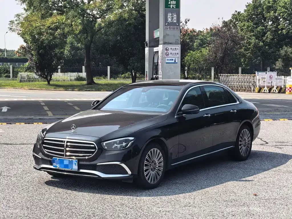 Mercedes-Benz E-Class — фото 1