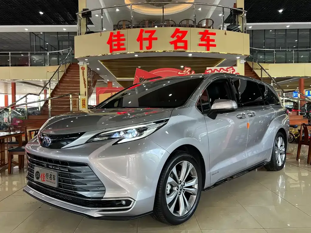 Toyota Sienna — фото 1