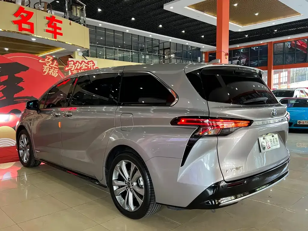 Toyota Sienna — фото 8