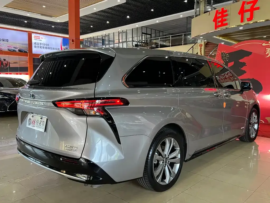 Toyota Sienna — фото 7