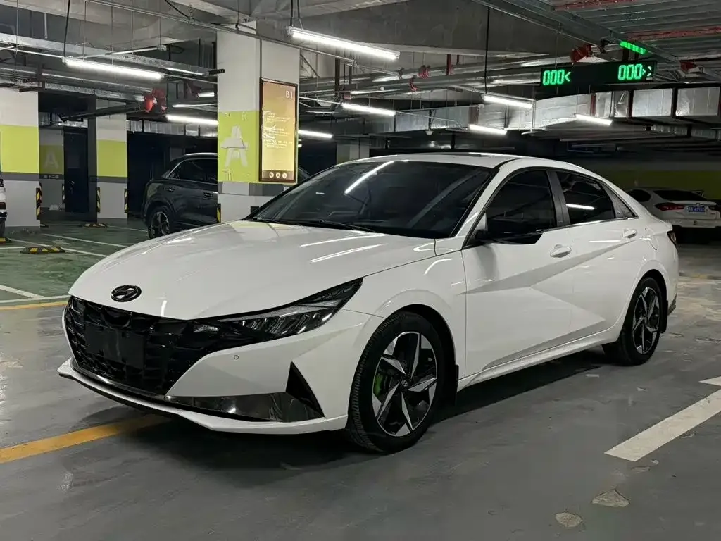 Hyundai Elantra — фото 1
