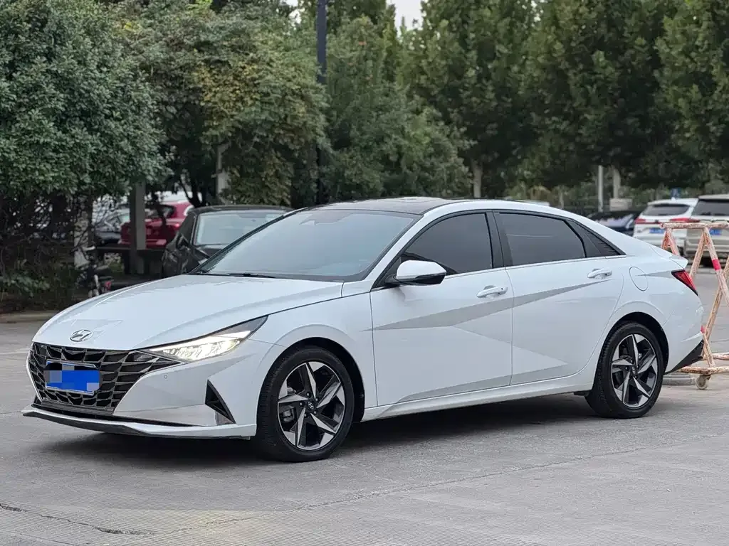 Hyundai Elantra — фото 1