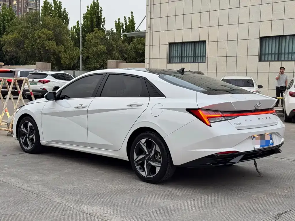 Hyundai Elantra — фото 3