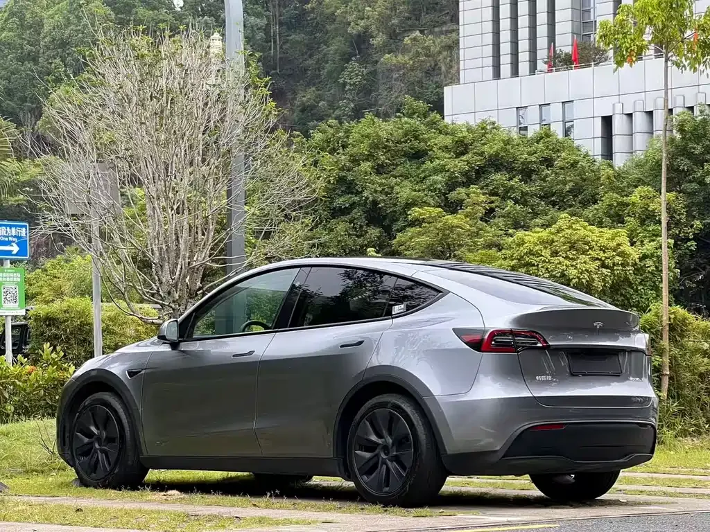 Tesla Model Y — фото 7