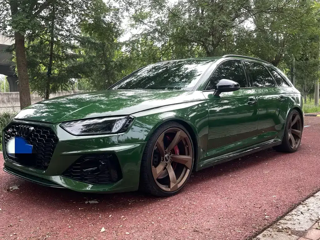 Audi RS 4 — фото 1