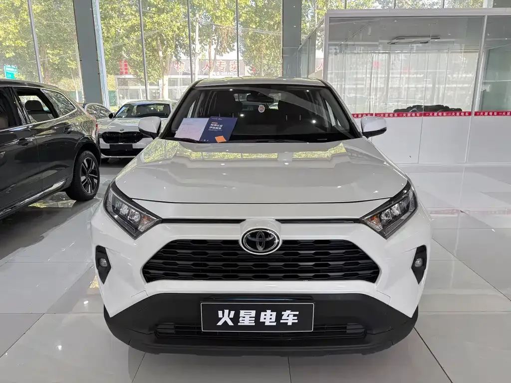 Toyota RAV4 — фото 1