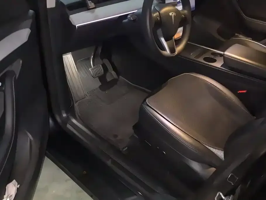 Tesla Model Y — фото 10