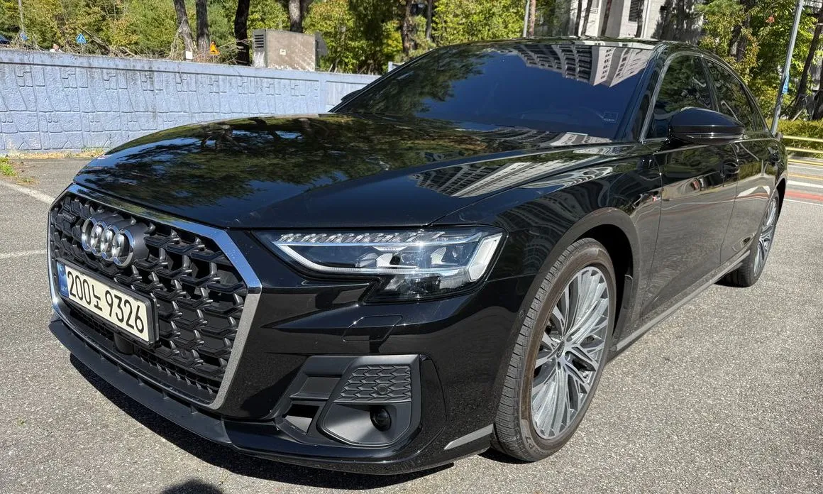 Audi A8 — фото 1