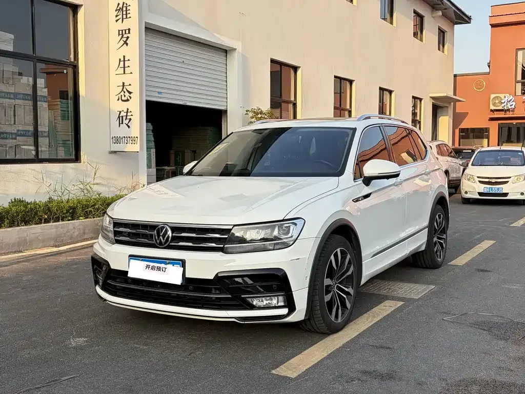 Volkswagen Tiguan L — фото 1