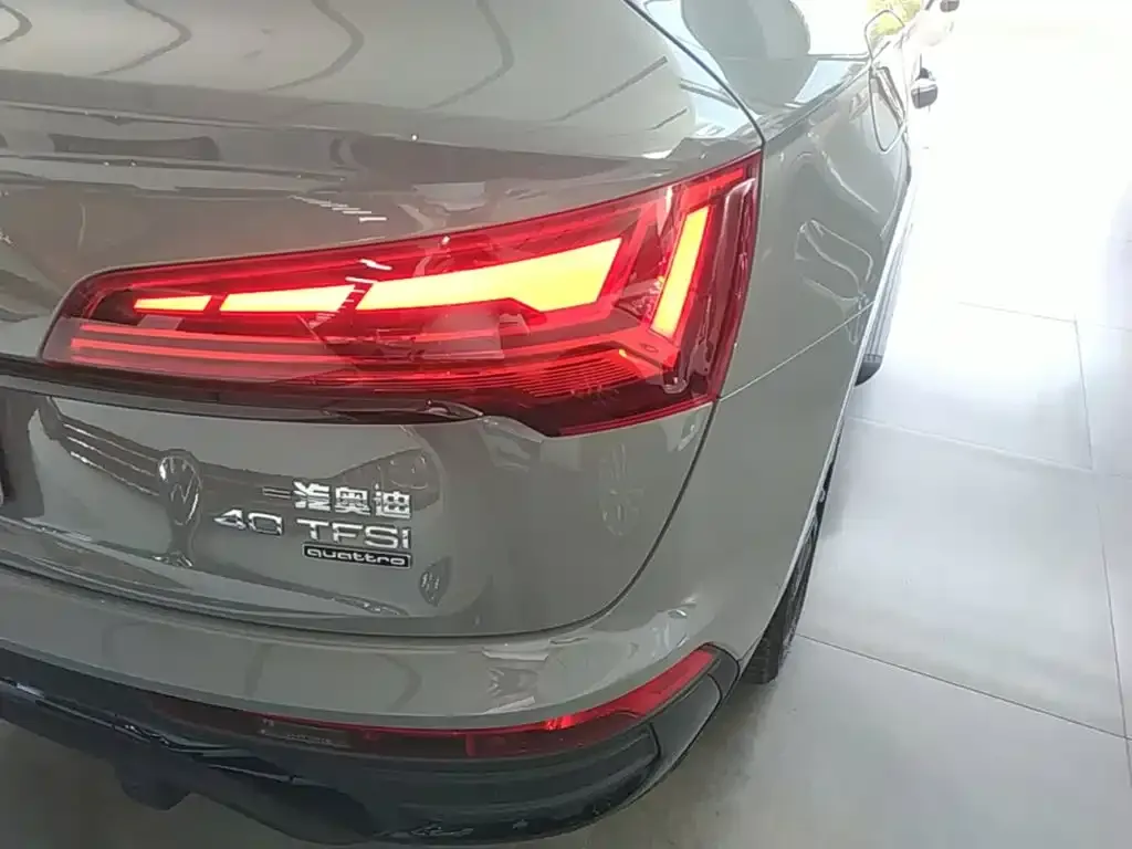 Audi Q5L Sportback — фото 1