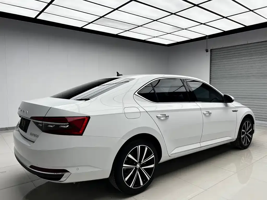 Skoda Superb — фото 10