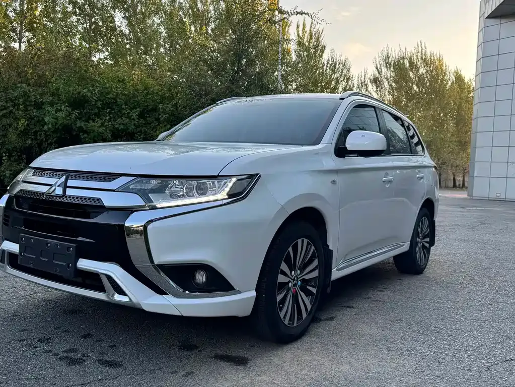 Mitsubishi Outlander — фото 1
