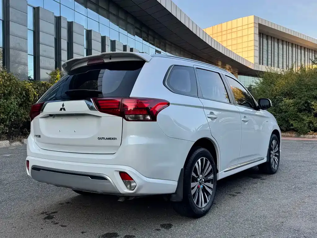 Mitsubishi Outlander — фото 10