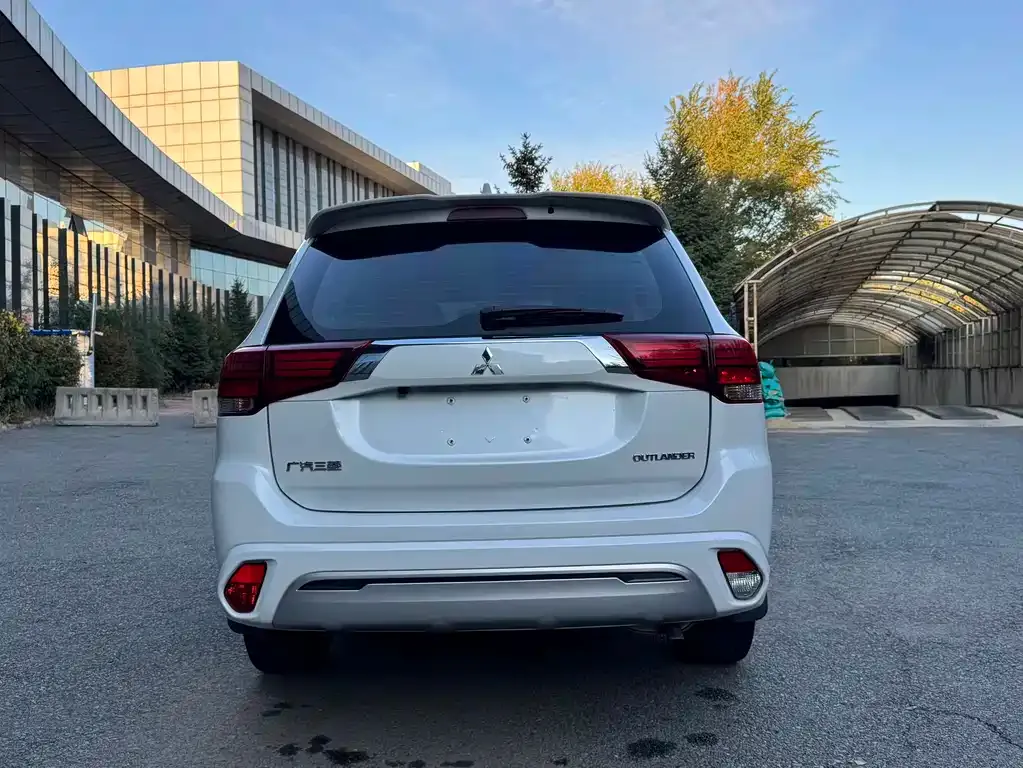 Mitsubishi Outlander — фото 7