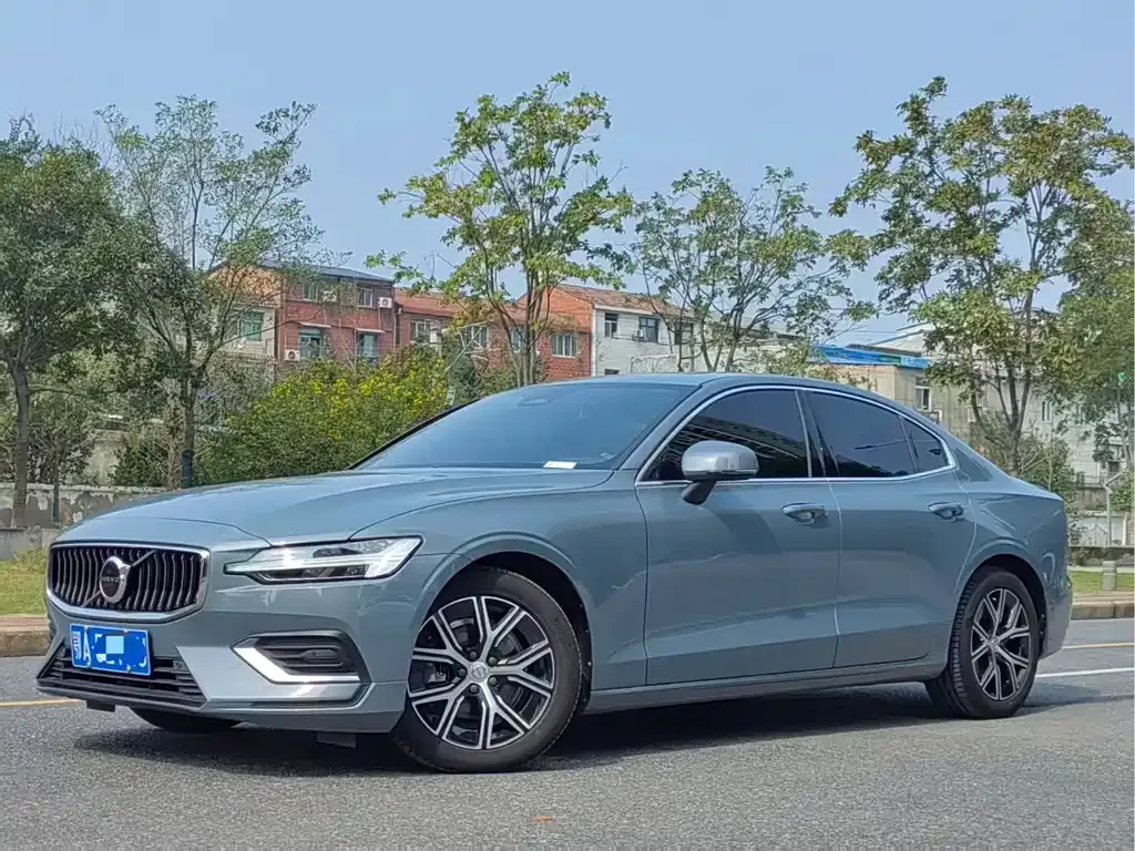 Volvo S60 — фото 1