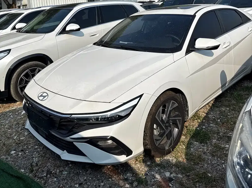 Hyundai Elantra — фото 1