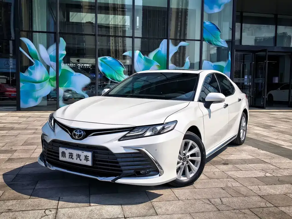 Toyota Camry — фото 1