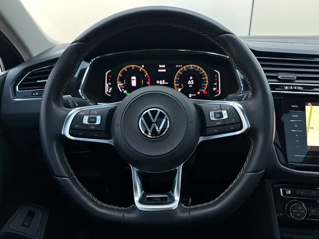 Volkswagen Tiguan L — фото 2