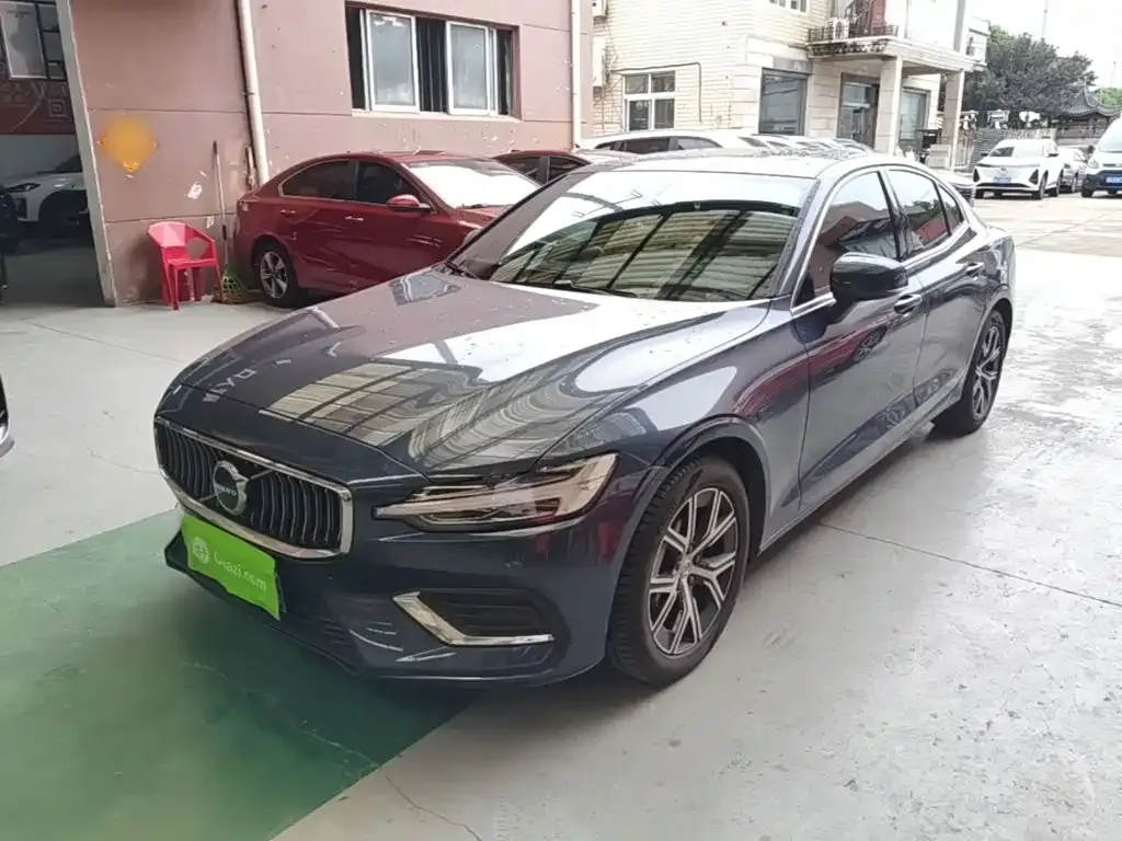 Volvo S60 — фото 1