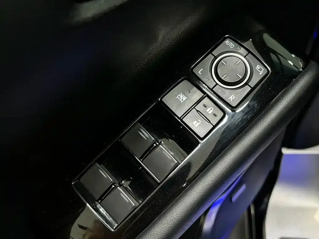 Lexus LM — фото 10