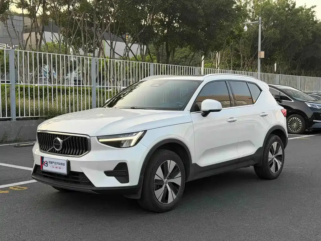 Volvo XC40 — фото 1