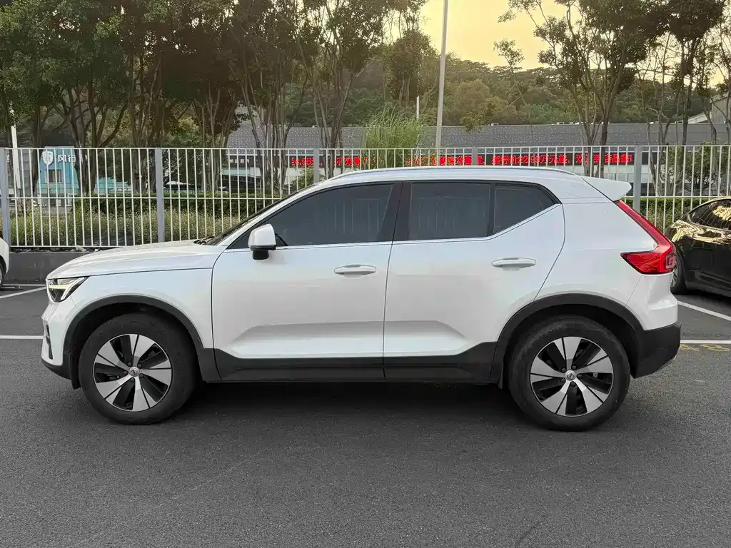 Volvo XC40 — фото 8