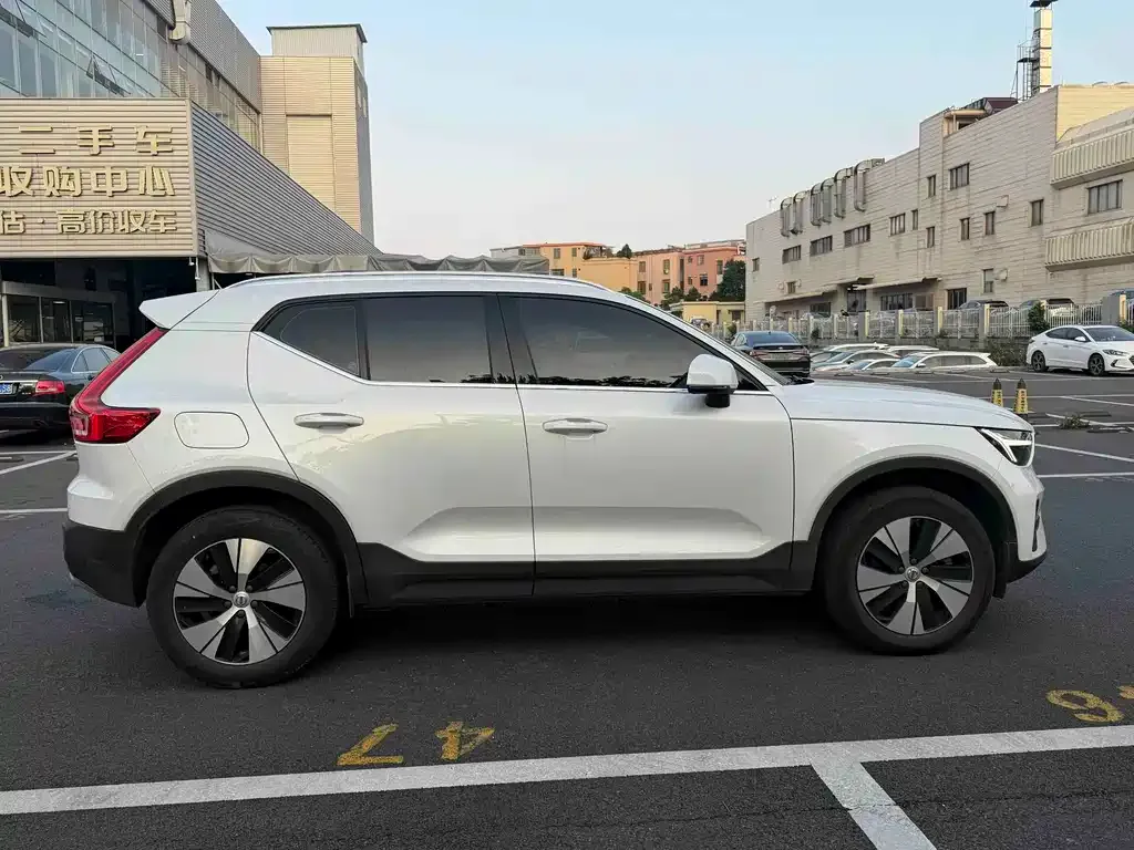 Volvo XC40 — фото 6