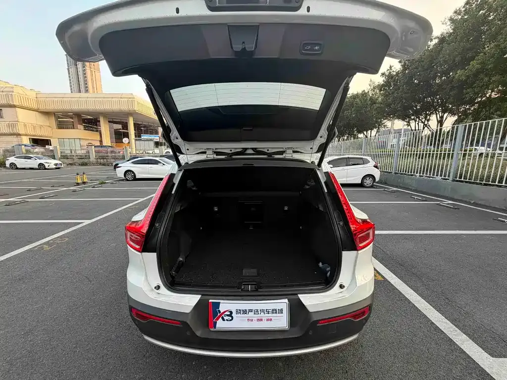Volvo XC40 — фото 10