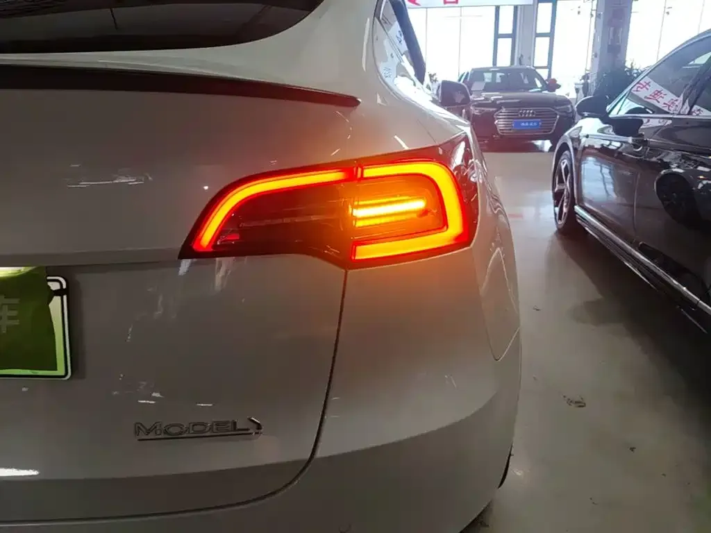Tesla Model Y — фото 9