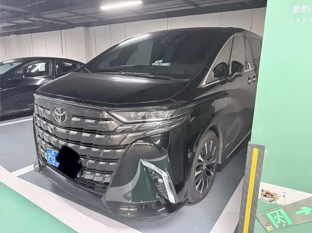 Toyota Alphard — фото 1