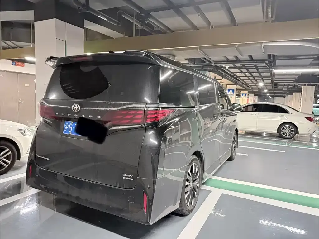 Toyota Alphard — фото 9