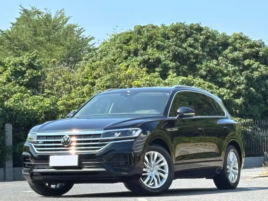 Volkswagen Touareg — фото 1