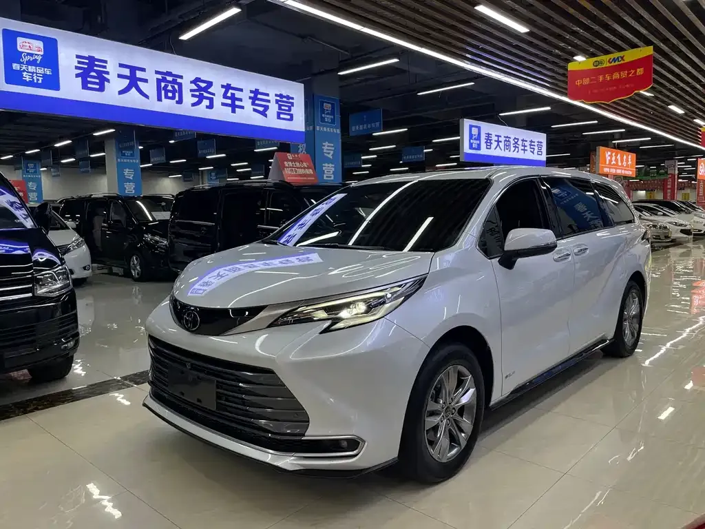 Toyota Sienna — фото 1