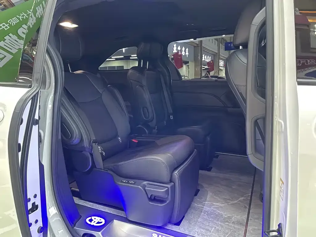 Toyota Sienna — фото 4